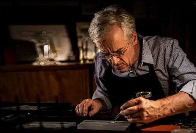 泰格豪雅手表表蒙有划痕如何处理（手表表蒙划痕维修方法总汇）