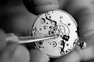 泰格豪雅机械表走时误差大怎么办？（原因分析与解决方法）